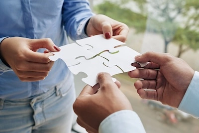 Puzzle als Symbol für ein integriertes Managementsystem und das Zusammenspiel verschiedener Anforderungen