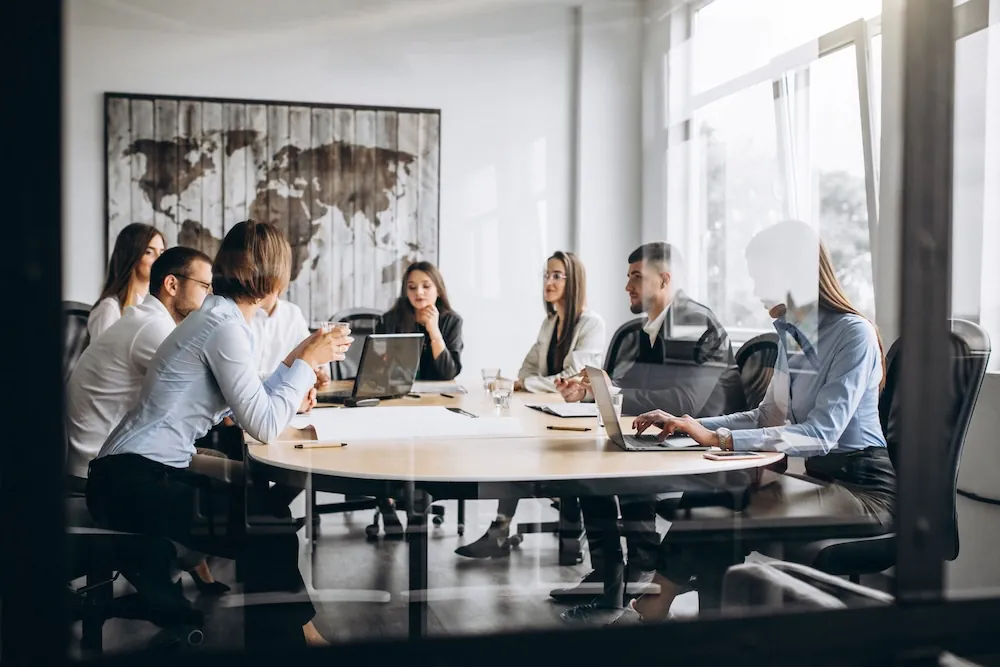 ISO 9001:2026 Qualitätsmanagement – Team bei einer Besprechung zur Prozessoptimierung
